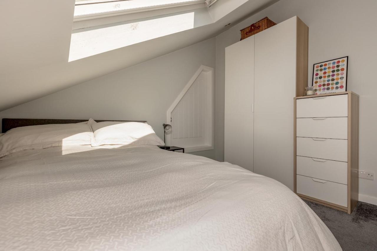 Апартаменты Pass The Keys Stunning 3 Bed Loft Style With Free Parking *