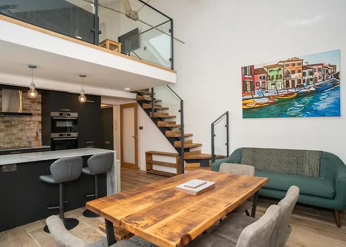Pass The Keys Stunning 3 Bed Loft Style Apt With Free Parking
